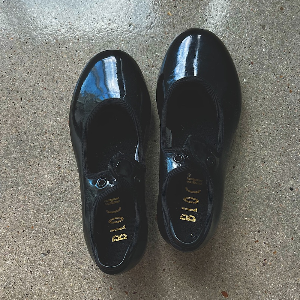 Bloch girls tap shoes size 10.5 M. Mary Jane style with button close strap.